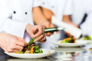 Lire la suite à propos de l’article Cuisinier Roumain : Une Main-d’Œuvre Talentueuse pour les Établissements de Restauration